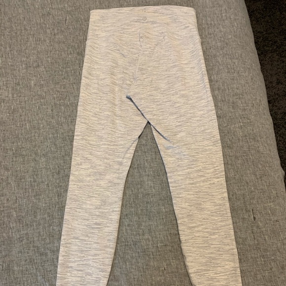 Lululemon High rise 28” wunder under leggings - Picture 2 of 7